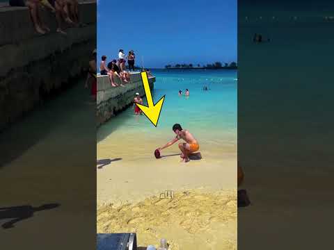 تم طردهم من الشاطئ! 😳