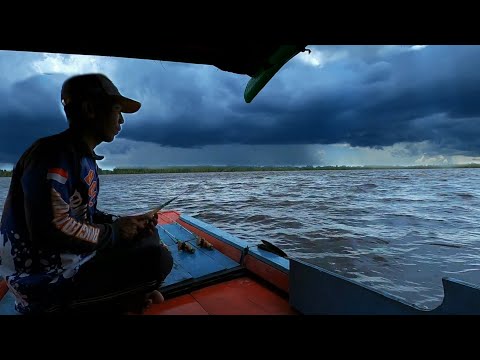 Seketika langit gelap, angin kencang sampai masuk ke anak sungai langsung masak mie udang balado