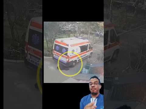 "Ambulancia en reversa!!😱 hombre distraído de milagro se salva de ser lastimado