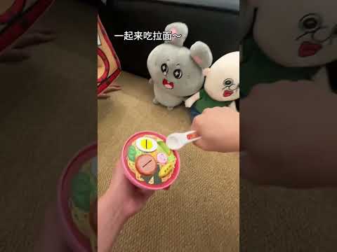 Those who pass by come and eat a few novelties toys The correct way to open them. See