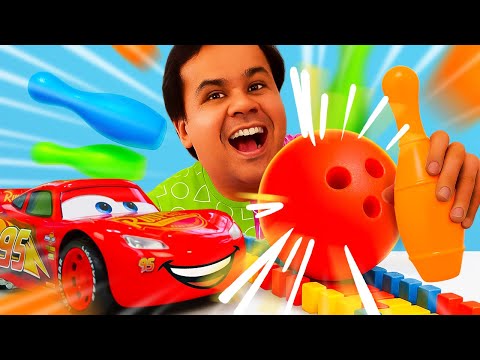 Quem vai acertar mais pinos? Vamos brincar de boliche com os carros McQueen e Mater! Que divertido!