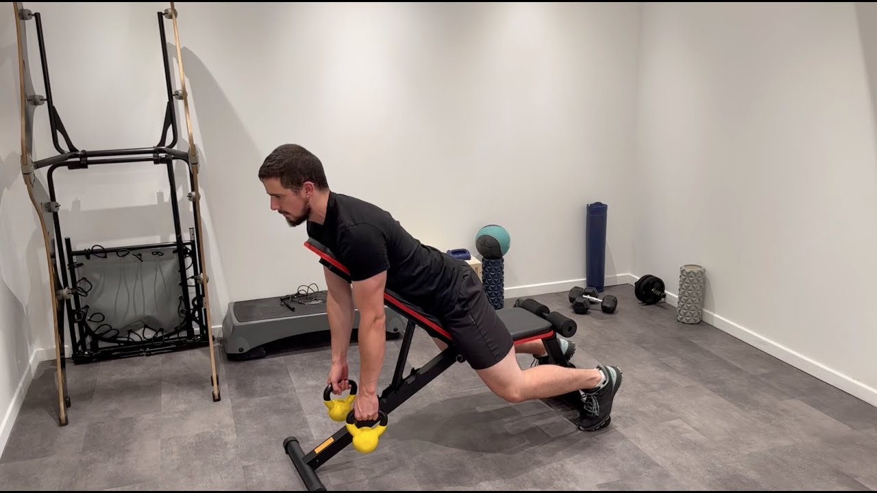 Scrollata Silverback con kettlebell su panca inclinata