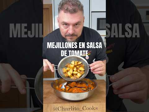 Mejillones en salsa de tomate con unas patatas fritas para acompañar