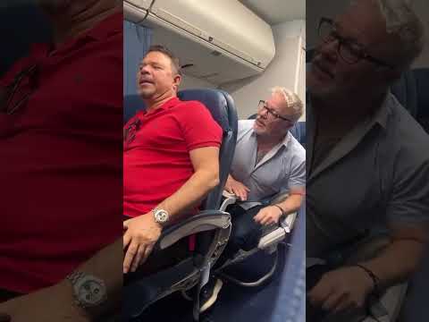 He did a good deed and was rewarded for it!😍🥰✈️💺