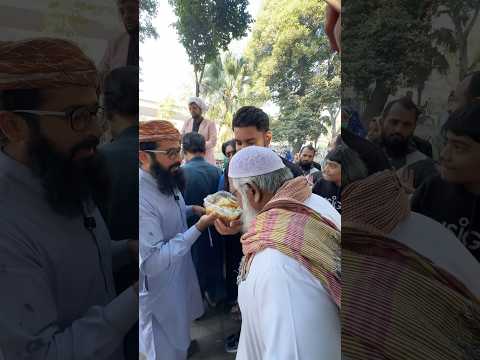 Men Selling 100% organic Honey in Street Food of Lahore Pakistan #streetfood #honey #lahore #viral