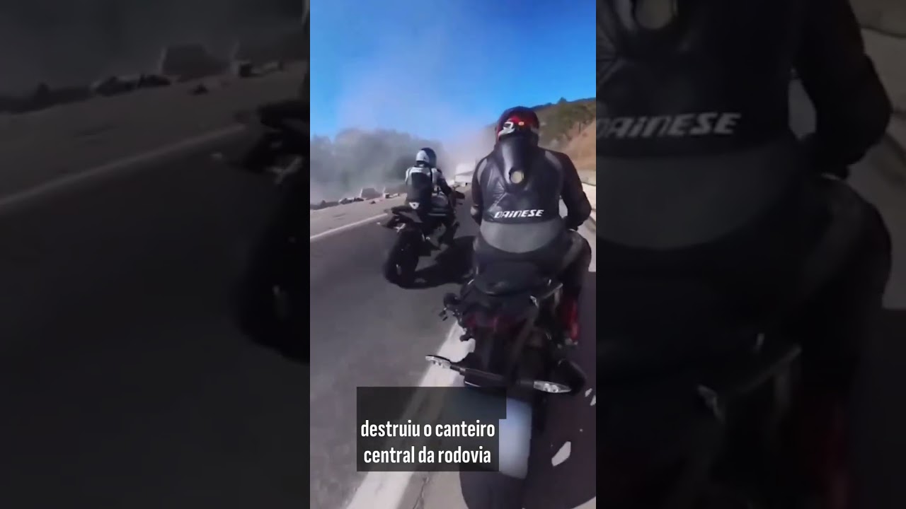 Carreta com batatas tomba sozinha em curva da BR-262, em Minas Gerais; motociclista flagra o momento