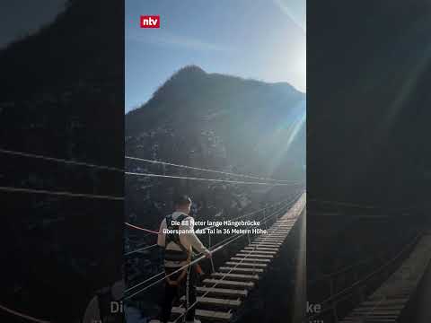 Rettung in 36 Metern Höhe: Touristen baumeln kopfüber von Hängebrücke in China | #ntv #shorts