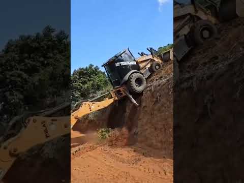 Descendo o trator no barranco 😱