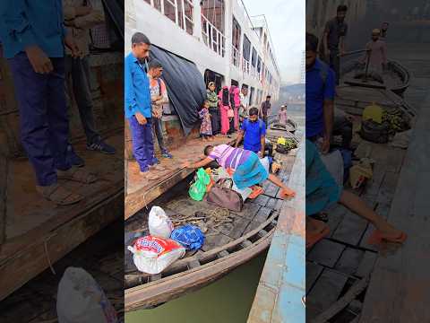দুইটি লঞ্চের মাঝে আটকে গেল ট্রলার। #reels #travel #cargoconnect #automobile #launch #sea #cargoship