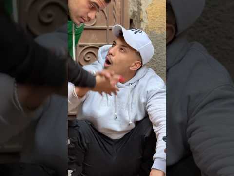 اللي بيحصل من وره الكميره😂