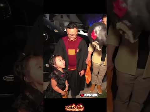 IShowSpeed Meets a Little Jenna Ortega at Halloween 😭