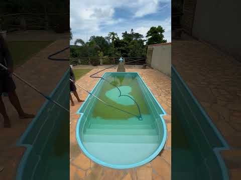 Limpando piscina #satisfy #limpeza #fy #dicas #satisfying #piscinas #pool #satisfatorio #viralvideo