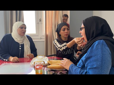 عزم امه وحماته واستخبى عشان يشوف زوجته هتعاملهم زاى واتفاجئ! شوف الحنيه