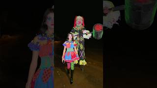PAYASO GIGANTE CON PAYASITA GUAPA 🥰