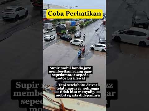 Mobil honda jazz telat manuver mobil yang didepannya #shorts #shortvideo #highway