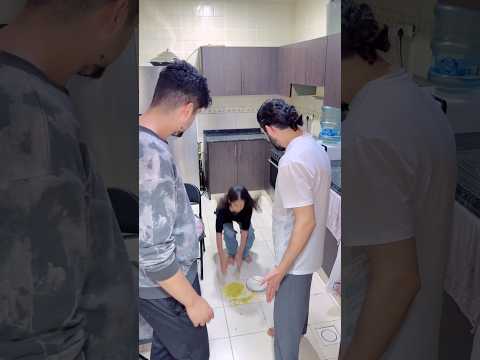 طفله من فقرها كانت تاكل الطعام من القمامة؟ #محمد_ديمو #comedy #funny #اكسبلور #اكسبلور #haircut #foo