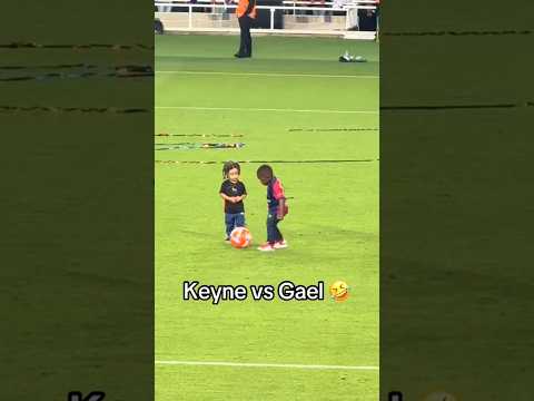 El hermano de Lamine Yamal y el hijo de Raphinha jugando con la pelota