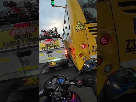 Conducir en la ciudad es simple: o eres el loco… o esquivas al más loco 🤪 #moto #shortvideo