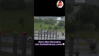 Mann fährt Rückwärts vom Autobahnkreuz runter 😳 #funny #auto #autobahn #risk