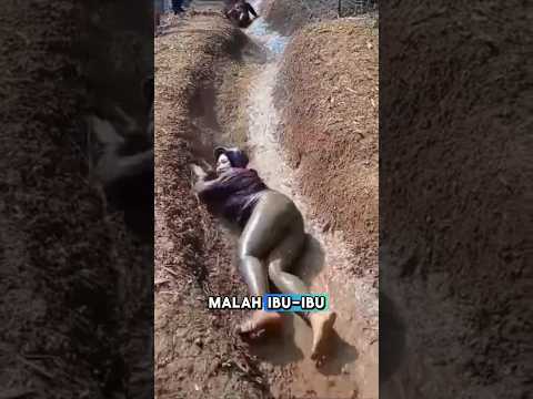 Ibu Ibu Nekat Main Prosotan Ditahan Licin‼️