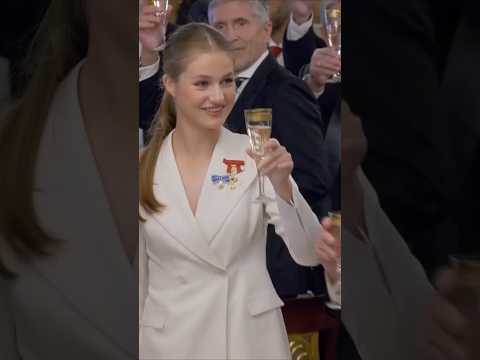 La princesa #Leonor brinda en el almuerzo celebrado en el Palacio Real tras jurar la Constitución ?