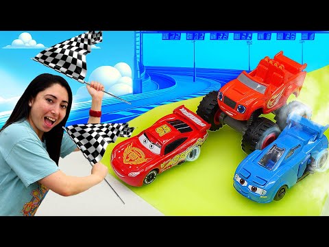 ¡Vamos a competir en la carrera con los coches de juguete! Las aventuras de Rayo McQueen.