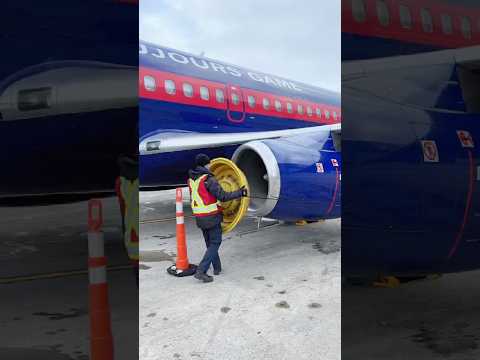 Why do jet engines have to be cleaned while still running? ✈️💦 #Aviation #Engineering #Science