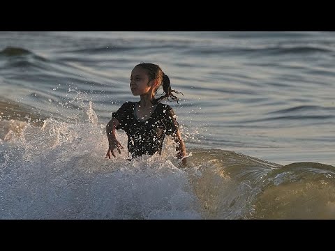 Οι οικογένειες στη Γάζα στρέφονται στη θάλασσα καθώς εξαιτίας της ζέστης και της έλλειψης νερού