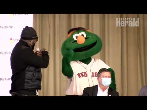 David Ortiz, Red Sox join Stop & Shop to donate meals to students