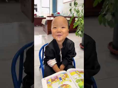 Bé trai uống sữa khi đến lớp!