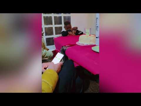 NON SI PRESENTA NESSUN COMPAGNO DI CLASSE ALLA SUA FESTA DI COMPLEANNO  E GUARDATE COME REAGISCE!!