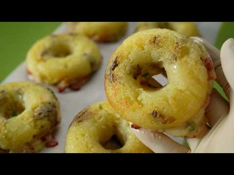 ドーナツ型のベーコンチーズ スマッシュドポテト Donut-Shaped Baked Bacon Cheese Smashed Potatoes