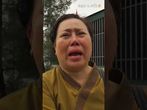 Một người phụ nữ bật khóc khi nghe sư Minh Tuệ nói một câu