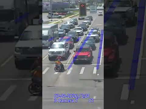 "Spider-Man" ayuda a hombre en silla de ruedas a cruzar una avenida