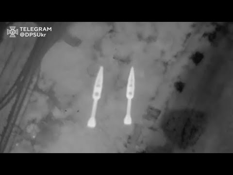 Il momento in cui vengono sganciate due bombe ucraine su blindati russi: il video a infrarossi