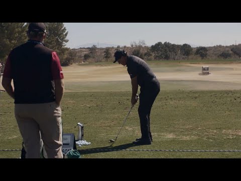 Phil Mickelson warms up for Round 1 in Tucson