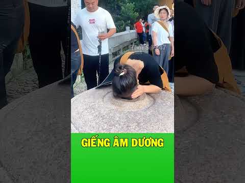 Người phụ nữ này đã không kìm được nước mắt khi nhìn xuống giếng