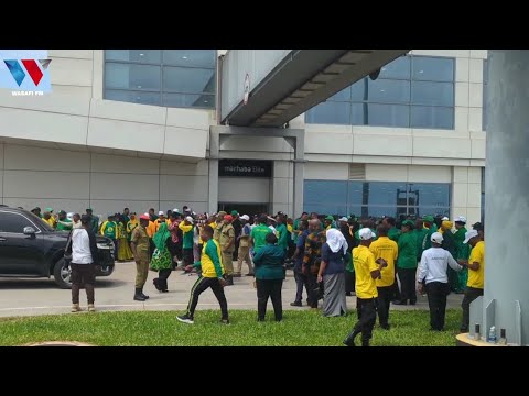 UMATI WAFURIKA AIRPORT ZANZIBAR KUMPOKEA RAIS MWINYI NA MGOMBEA WA URAIS ZANZIBAR