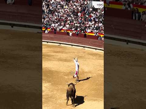 Impresionante Rondada De Ángel “Pechu” Al Toro De Las Ramblas ¡Precioso! #shorts