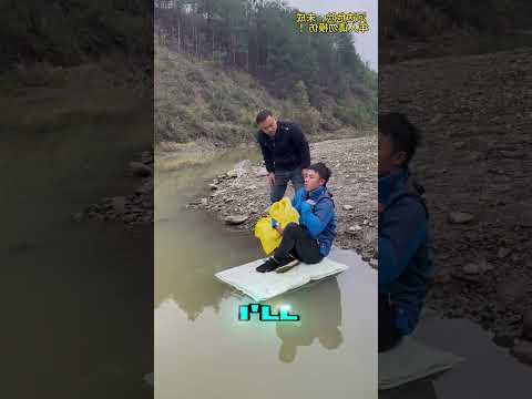🌊 🧙‍♂️ Can this person sit on the water because he has magic?#crazy #funny