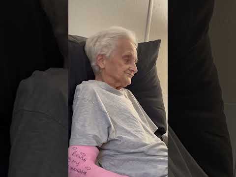 Apple joke from Fay 😁😂 #funny #grandma #comedy