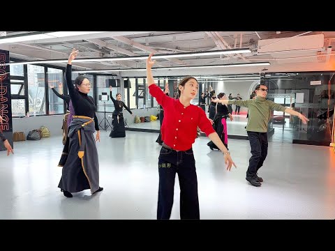 Xiao luo is teaching Tibetan dance. do you want to join them?