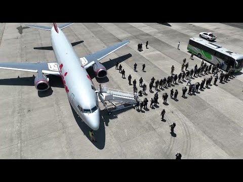Venezuelan migrants jailed in El Salvador get on a repatriation flight | AFP