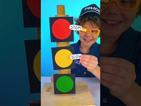 🛑 Wait For The Right Signal 🚦 Then <strong>Cross</strong> Safely! 👀