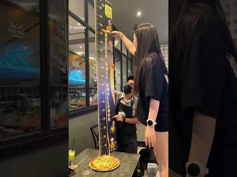 This girl won free pizza🍕. ( 🎥@owner )