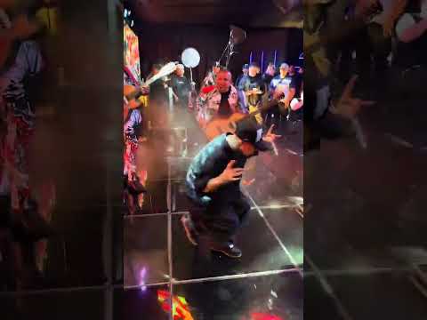 Santa Fe Klan bailando con la humanidad de siempre 😎🤫