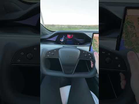 Así funciona el volante yoke del Tesla Model S Plaid