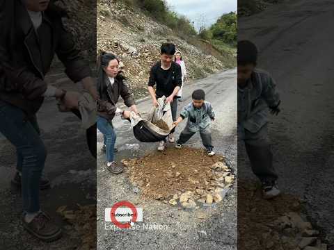 Humanity is still alive, A good driver stops and together they fixed the ditch so people can pass 🙏💖