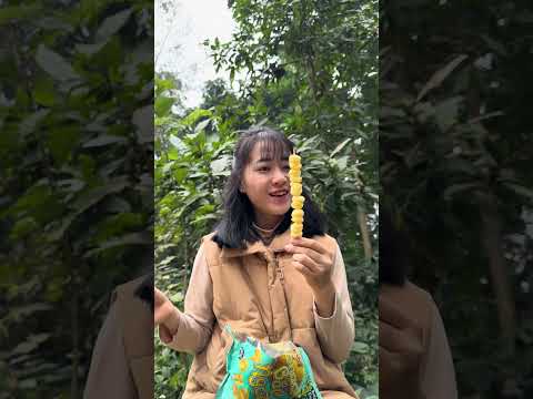Unique way to eat candy #hacks #bushcraft #viralvideo