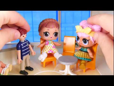 Dolls go to grocery store and open surprise blind bags